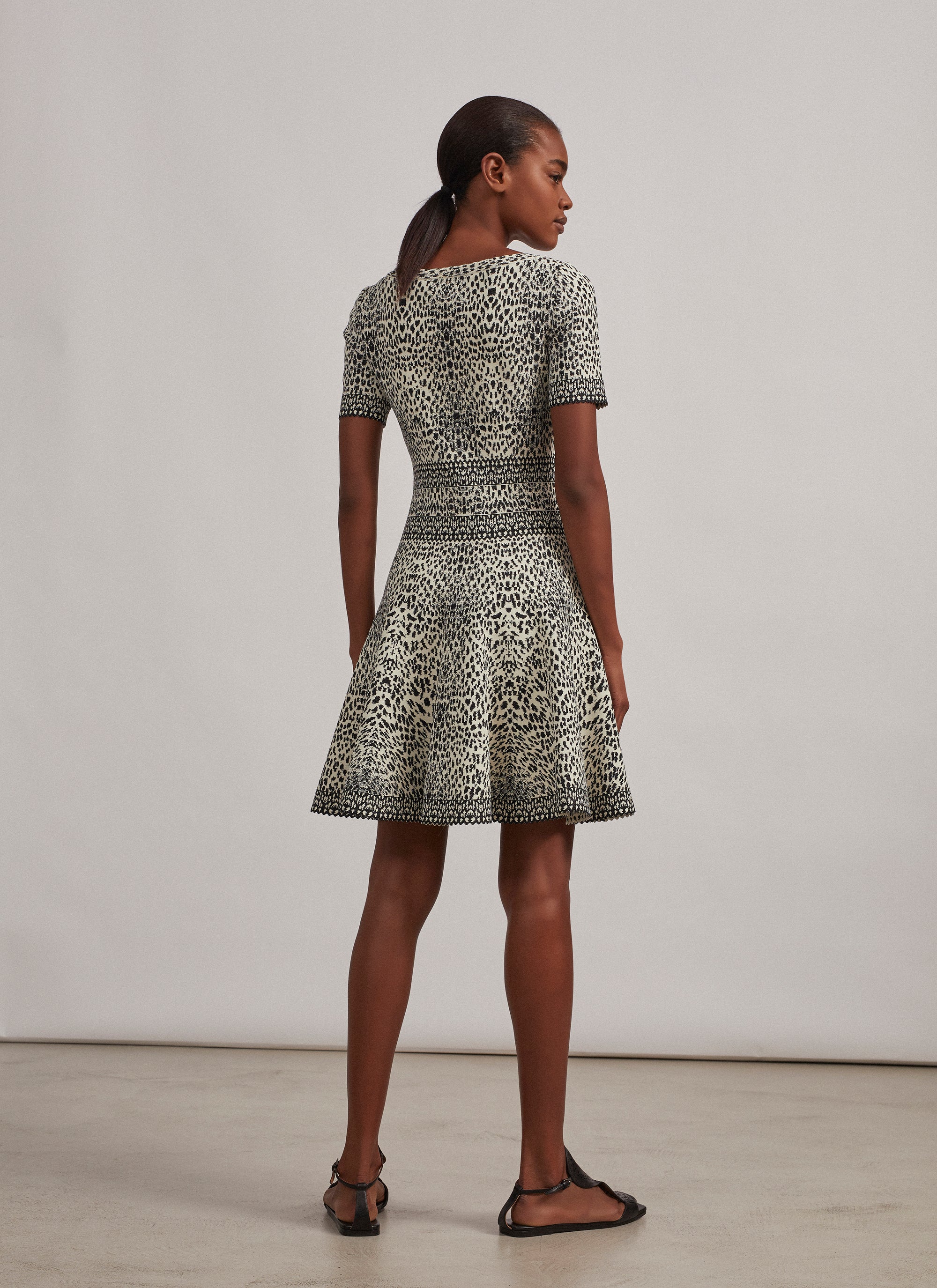 Robe à manches courtes au motif lynx en maille - Blanc & Noir